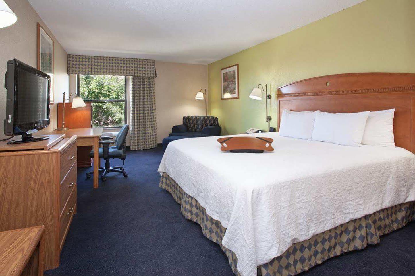 Baymont By Wyndham Thornton Hotel Buitenkant foto